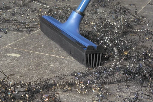 Επικίνδυνα υλικά όπως τα ρινίσματα αλουμινίου και σιδήρου απομακρύνονται με μια κίνηση με την σκούπα καουτσούκ V7 Super Broom